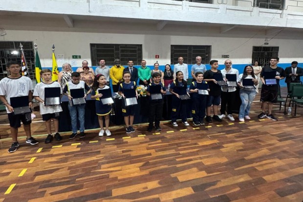 "ALUNOS NOTA 10" SÃO HOMENAGEADOS PELA CÂMARA EM SESSÃO SOLENE 2025