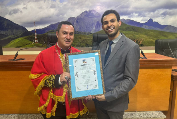 PIQUETE RECEBE POEMA DO COMENDADOR LUIZ BECKER EM COMEMORAÇÃO AOS 134 ANOS DE FUNDAÇÃO