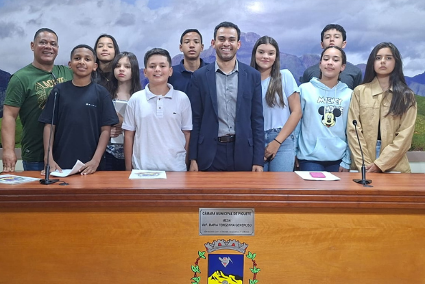 ESTUDANTES ELEITOS COMO VEREADORES MIRINS VISITAM A CÂMARA MUNICIPAL DE PIQUETE