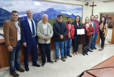 PRESIDENTE DA CÂMARA DE LORENA RECEBE MOÇÃO DE APLAUSOS EM PIQUETE